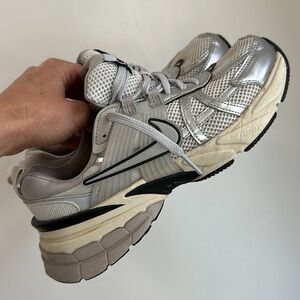 NIKE V2K
